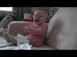 Μωράκι ξεκαρδίζεται από το σκίσιμο ενός χαρτιού