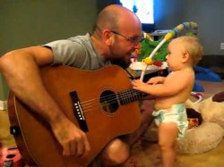 Μωρό ροκάρει μαζί με τον μπαμπά Bon Jovi