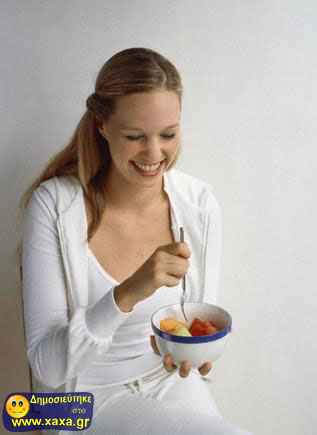 Γυναίκες τρώνε σαλάτα και γελάνε μόνες τους (5)
