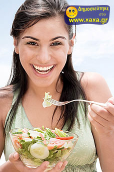 Γυναίκες τρώνε σαλάτα και γελάνε μόνες τους (12)