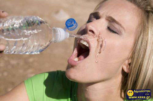 Γυναίκες ανίκανες να πιούν από το μπουκάλι το νερό (1)