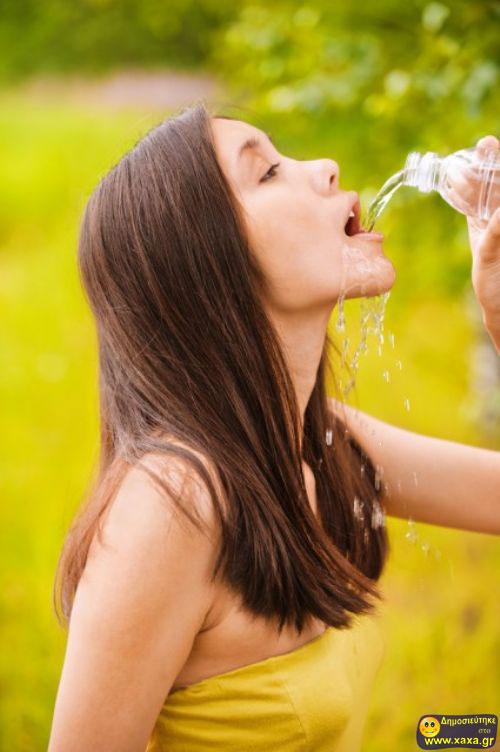 Γυναίκες ανίκανες να πιούν από το μπουκάλι το νερό (3)