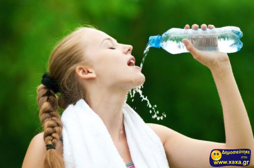 Γυναίκες ανίκανες να πιούν από το μπουκάλι το νερό (5)