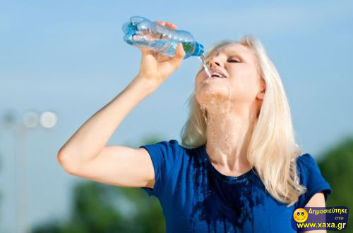 Γυναίκες ανίκανες να πιούν από το μπουκάλι το νερό (7)