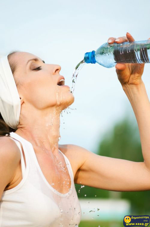 Γυναίκες ανίκανες να πιούν από το μπουκάλι το νερό (9)