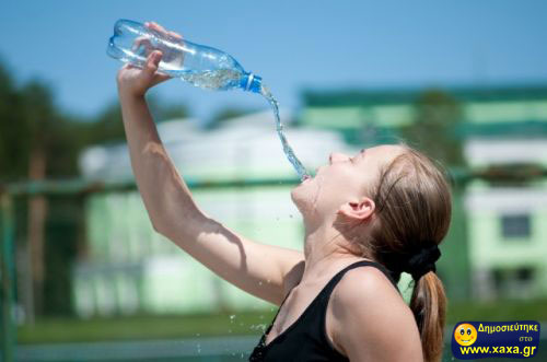 Γυναίκες ανίκανες να πιούν από το μπουκάλι το νερό (13)