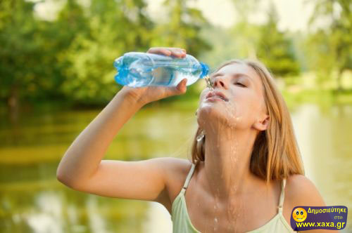 Γυναίκες ανίκανες να πιούν από το μπουκάλι το νερό (15)