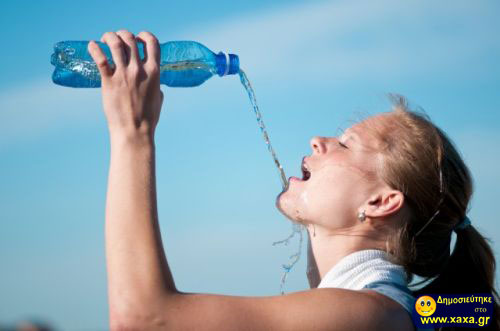 Γυναίκες ανίκανες να πιούν από το μπουκάλι το νερό (17)
